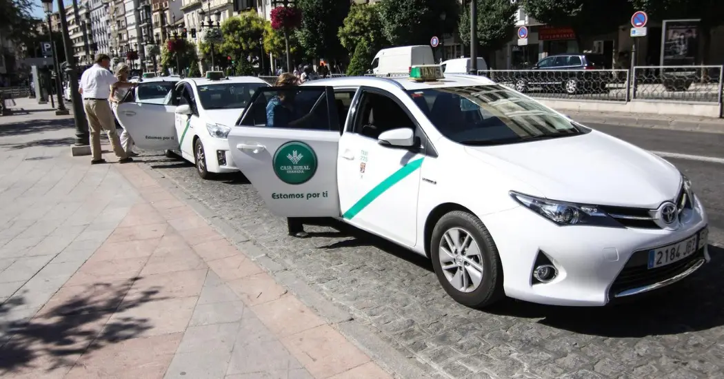 Travel by Granada taxi to get to Alhambra