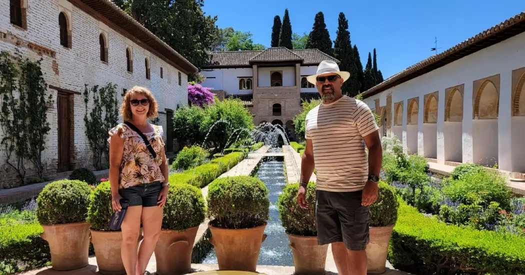 A couple enjoying Alhambra on a private tour